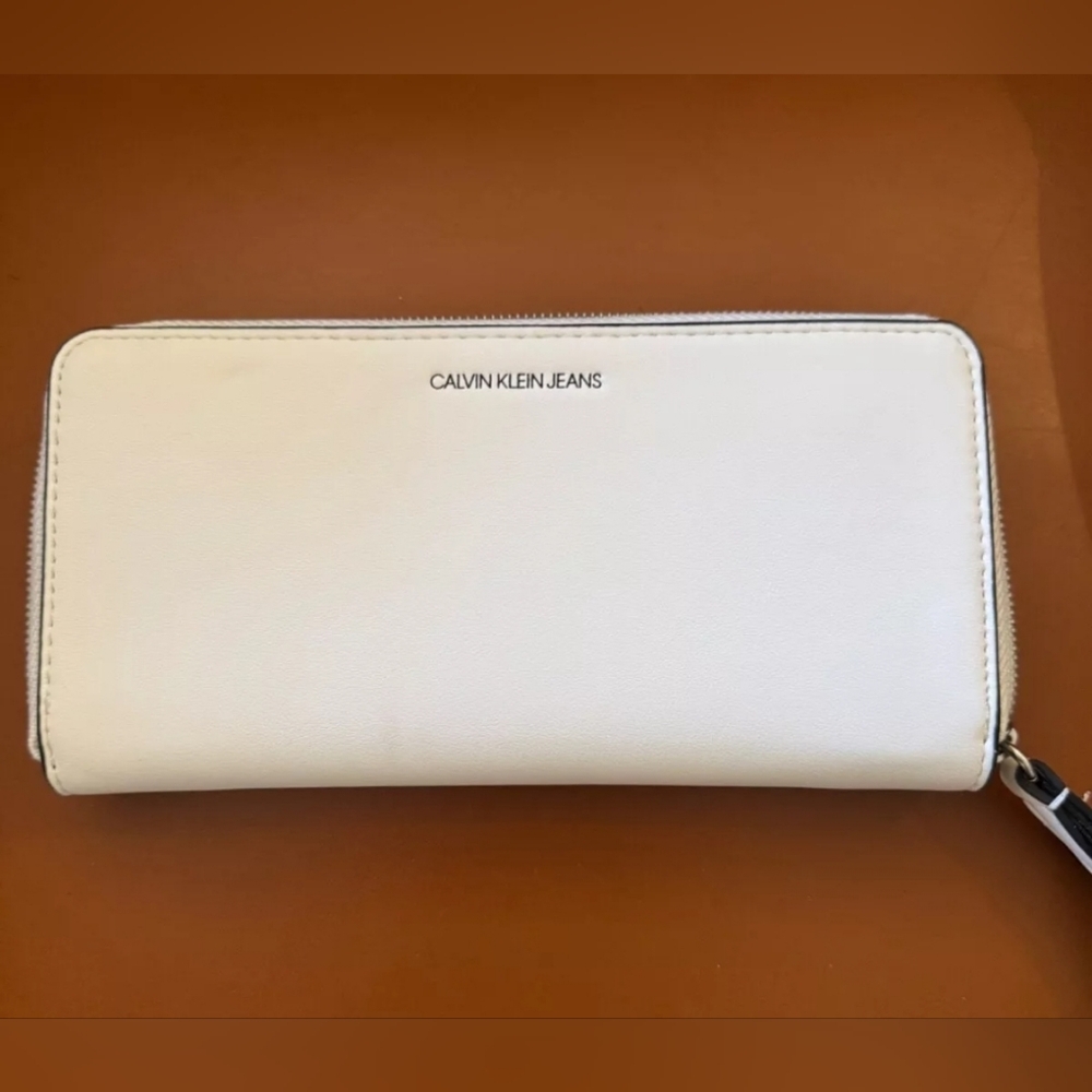 Calvin Klein Jeans Sleek White Wristlet
